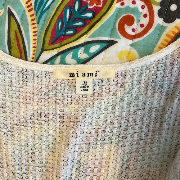 Women’s wrap flutter sleeve top Medium Francesca’s - Picture 4 of 6